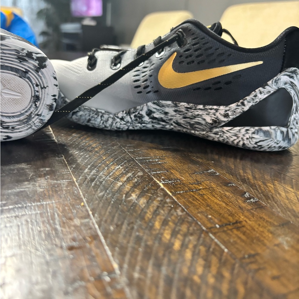 Nike boys Gray and Gold Athletic Shoes Kobe size 5.5 - Picture 6 of 7